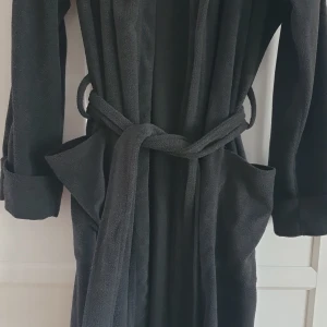Morgonrock  - Mörkgrå fleece morgonrock från Bodyzone. Storlek 36/38. Från Kappahl. 