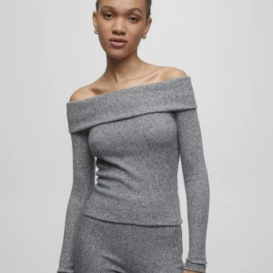 Stickad off shoulder topp - Säljer denna off shoulder topp från pull and bear som klptes för några månader sedan men inte kommit till användning! Pris kan didkuteras
