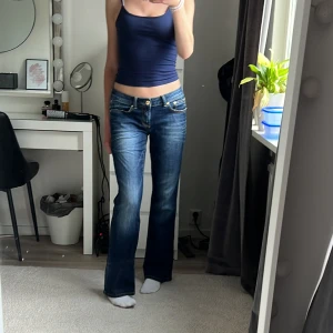 low waist bootcut jeans - säljer mina low waist bootcut jeans då dom är lite stora på mig