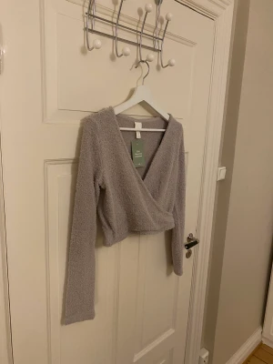 Gosig tröja från H&M - Säljer denna gosiga tröja från H&M. Helt ny och prislappen sitter kvar. Storlek M. Croppad. Nypris 99kr