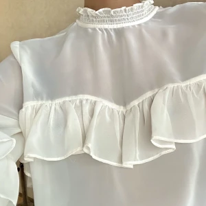 Zara blus  - Halv genomskinlig blus med volanger från zara. Aldrig använd. 