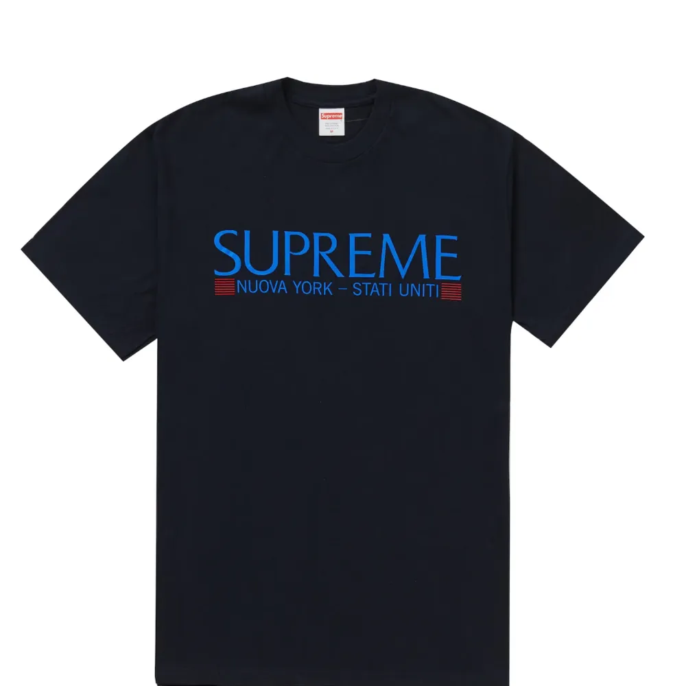Sprillans ny Supreme t-shirt som är perfekt för sommaren🖖. Hör av er vid eventuella frågor eller funderingar🤩💯🤝. Skjortor.