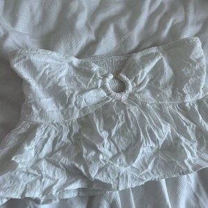 Bandeau topp - Väldigt söt vit bandeau topp köpt men kom aldrig till användning. 