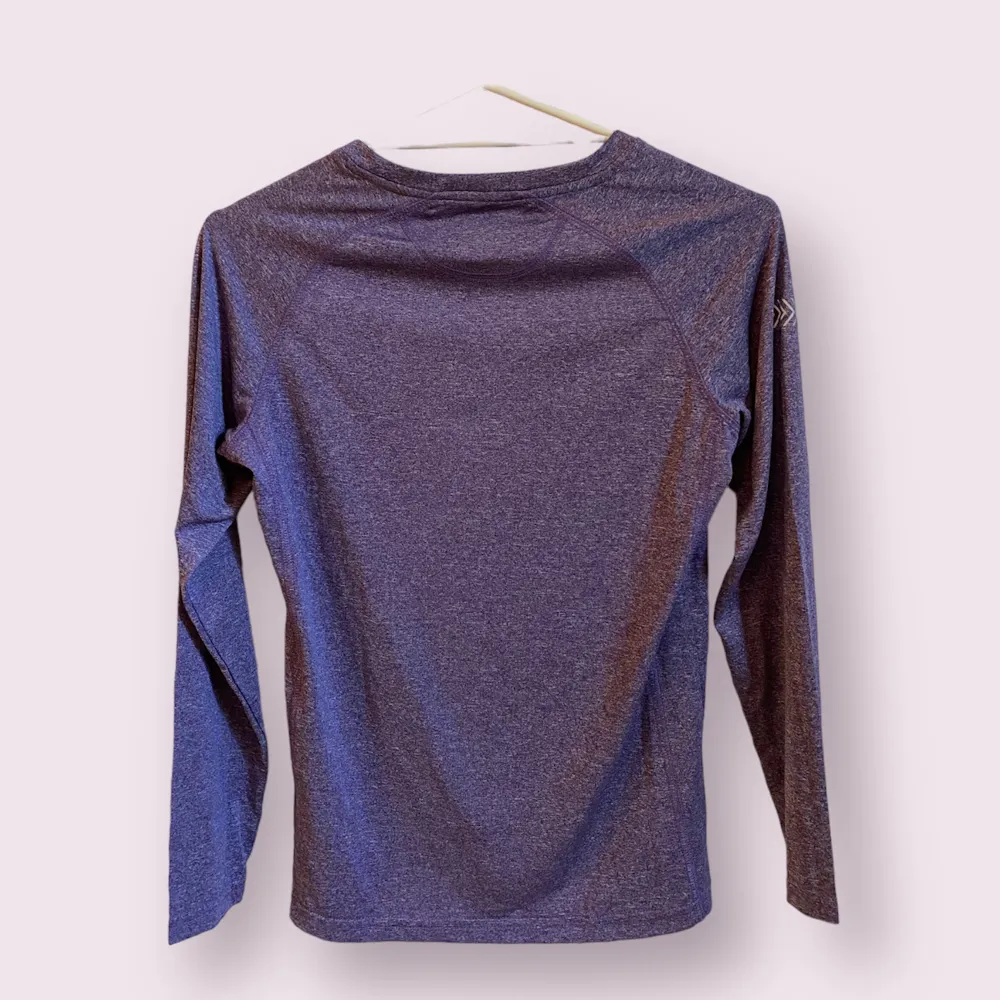 Stretchig lila tröja från märket ”Karhu” i storlek S/36! Använt bara 1 gång.. T-shirts.