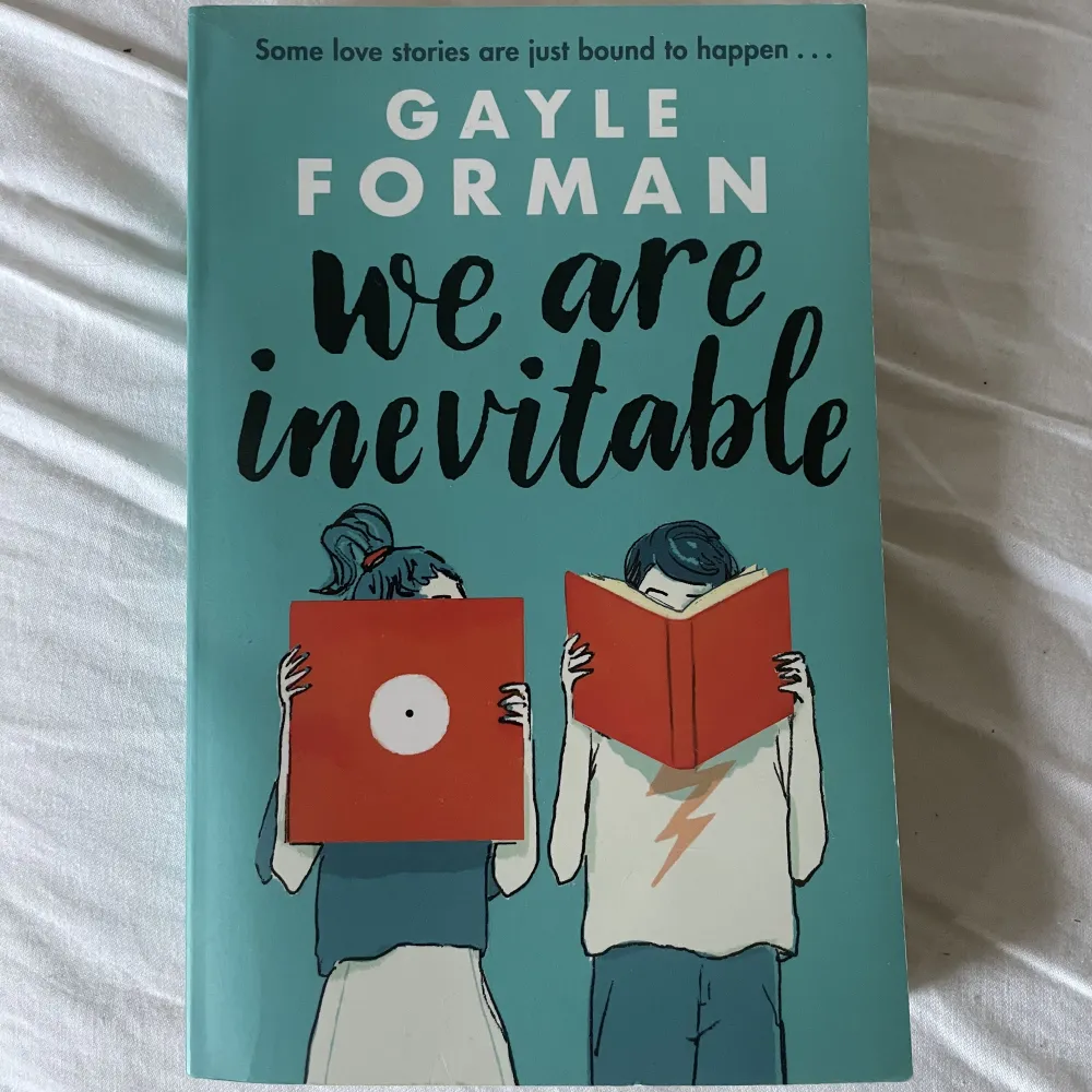 Boken We are inevitable skriven av Gayle Forman. Språket är engelska🫶🏻. Övrigt.
