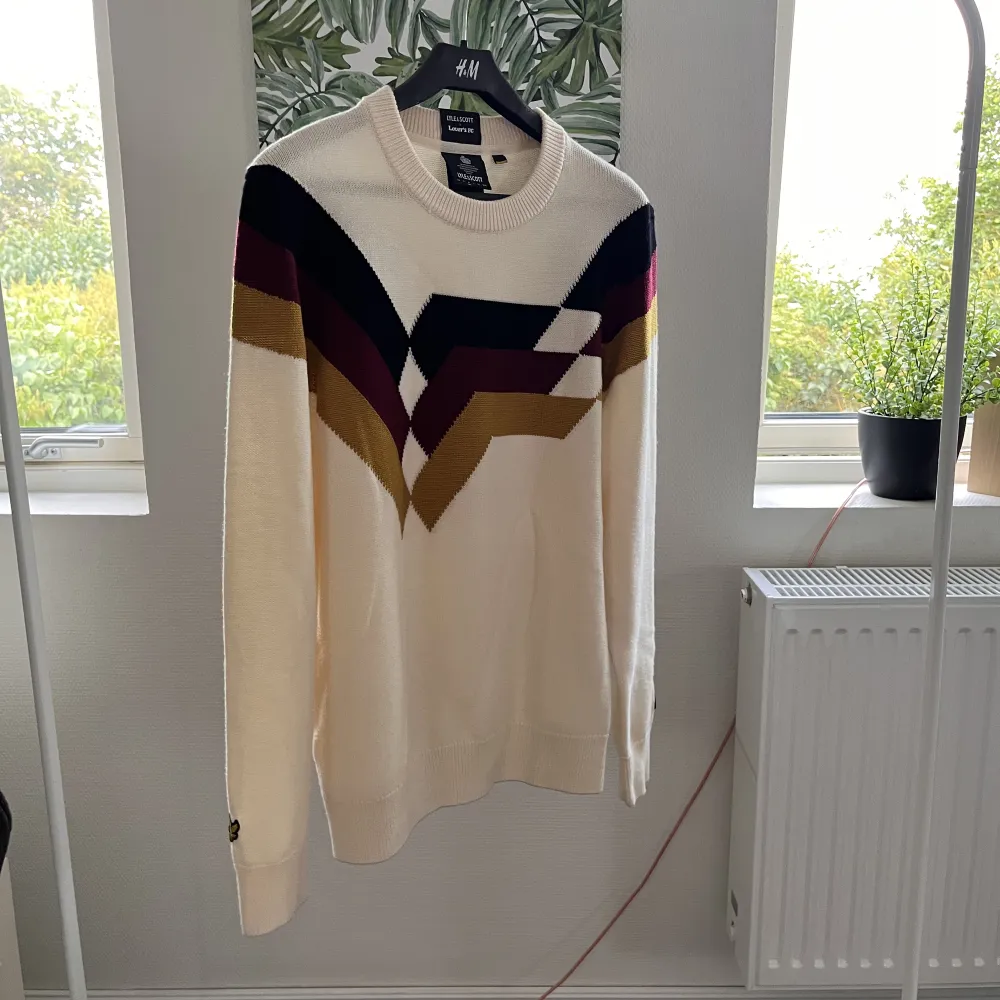 Galet tung Lyle&Scott x Lovers FC stickad tröja i storlek M, perfekt till en vintage outfit. Nypris 1499. Skriv gärna för fler bilder och frågor! 😁. Kom gärna med prisförslag! Skick 10/10. Stickat.