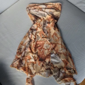 Kort klänning  - Jättefin kort sommarklänning, den är helt ny, köpt nyligen och aldrig använt eftersom den tyvärr inte passar mig. 