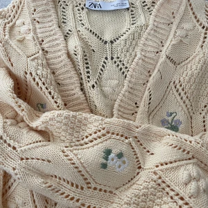 Söt kofta från Zara - Gul stickad kofta från zara