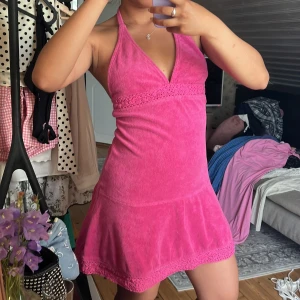 Rosa halterneck klänning - Jag är 160! Rosa halterneck klänning (ettikett bortklipp). Storlek 34/36, passar mig bra som pendlar mellan båda storlekarna. Textilen kan se ljusare/ mörkare ut på vissa ställen, beror på att det är frotté! Använd men gott skick! Från axeln 71cm lång. 