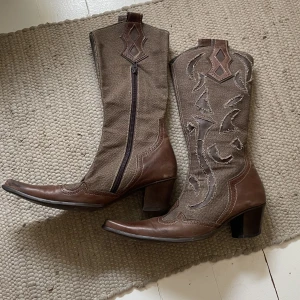 Coola cowboyboots🤎 - Superfina men kommer tyvärr inte till användning <3 Passar mig som är storlek 38, perfekt! De har dessutom dragkedja så enkla att ta av och på🕺🕺