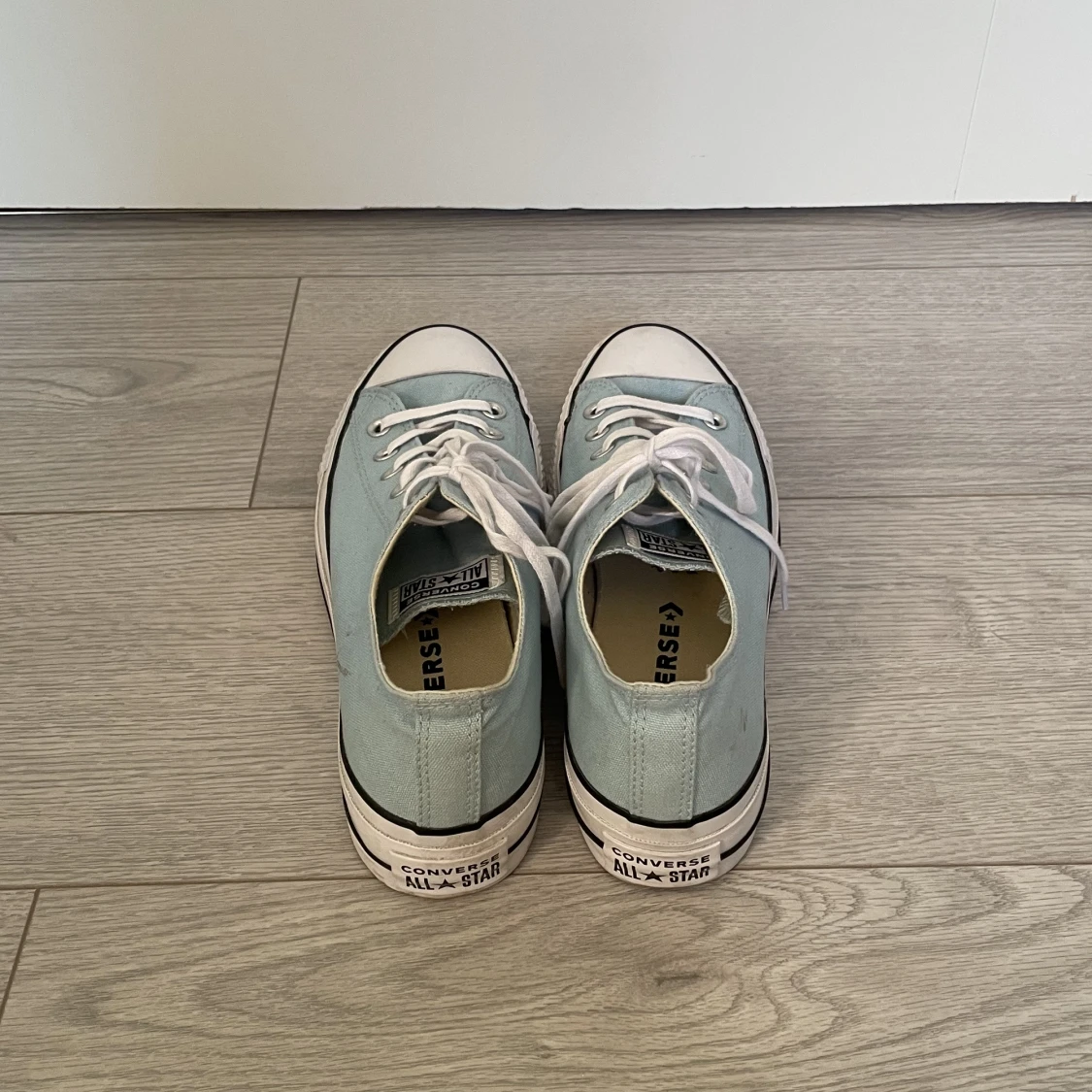 Ljusblåa converse - 91