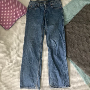 Weekday jeans Arrow - Nu säljer jag mina nästan oanvända jeans som tyvärr har blivit försmå dom är i storleken 27/32. Dom är i modellen Arrow. Säljer för 350kr och nypris är 590kr.