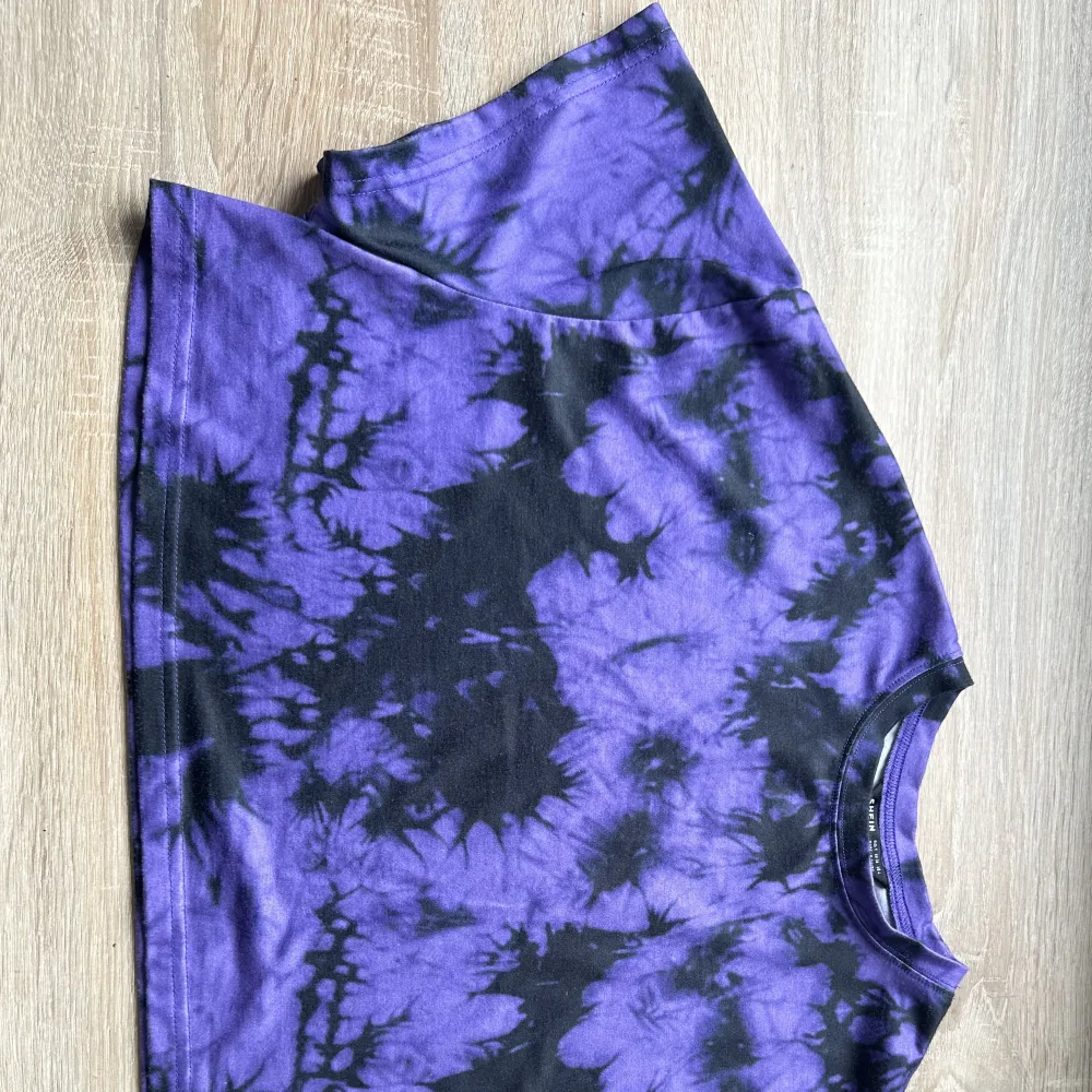 Selling this pretty crop top, from shein. Size S.. T-shirts.