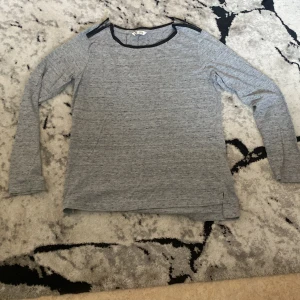 Tröja - En tröja från Cubus. Väldigt simpel. Det är storlek 158/164 och är för 13-15 åringar men passar mig fortfarande och är dessutom stor. Ungefär storlek M/S.