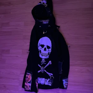 DIY crust punk hoodie - Det är en overzised killstar hoodie jag gjort om till crust punk genom att hand sy fast tygmärken och satt fast nitar :)