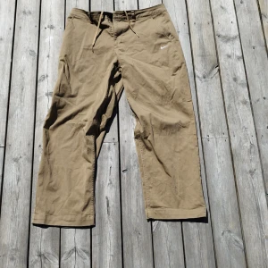 Nike club byxor  - Ett par fina Nike byxor som har chinos material och som är lite oversize. Väldigt bra skick då jag knappt har använt dem. Dock inget för långa ben. Nypris 989kr. Storlek 36 sitter som large - xtralarge 
