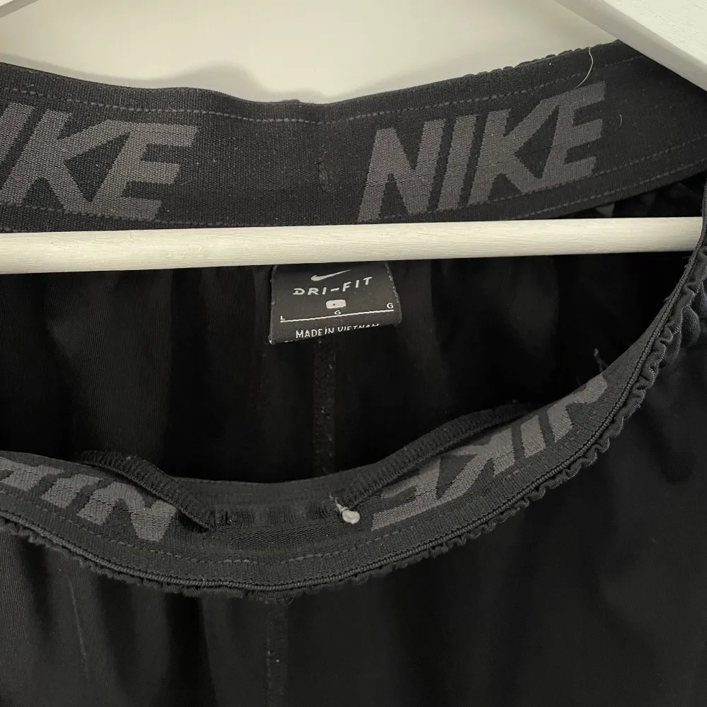 Badshorts från Nike i storlek L . Shorts.