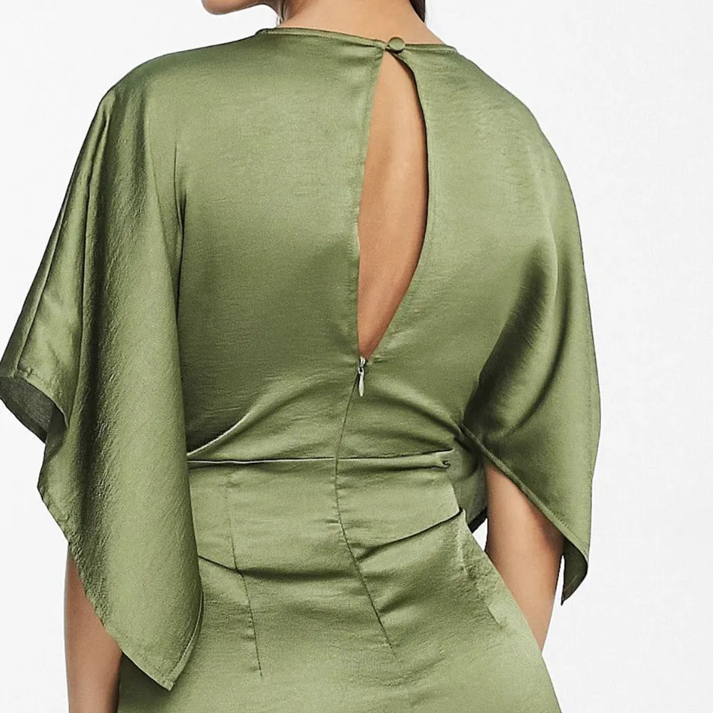 Säljer denna fina gröna klänningen då den inte passade mig! Aldrig använd och lapparna sitter kvar! Nypris: 400kr! 💕💕pris kan diskuteras!!!. Klänningar.