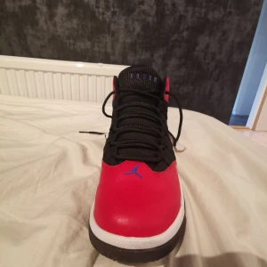 Jordan Max Aura Gs - Säljer Jordans för 400kr, skick 9,5/10 säljs fmr att man slutat spela basket men dom funkar väl som fritidskor, pris går att diskutera