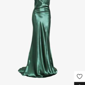Säljer min jättefina mörkgröna balklänning som jag använt en gång på min bal, den är i bra skick. Nypris 1600kr.