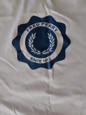 Fred Perry t-shirt - Large, helt ok funktionellt, tvättat och inte trasig.