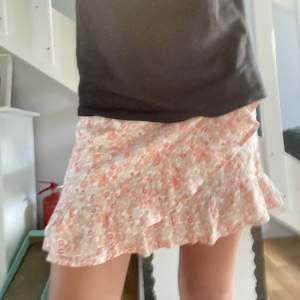 Jättesnygg kjol från Kappahl! Storlek 158/164 men sitter som en xs/s, aldrig andvänd💗 