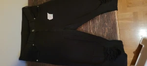 Byxor  - Se givet pris på diverse klädesplagg och storlek. Pris kan diskuteras vid snabb och bra affär.