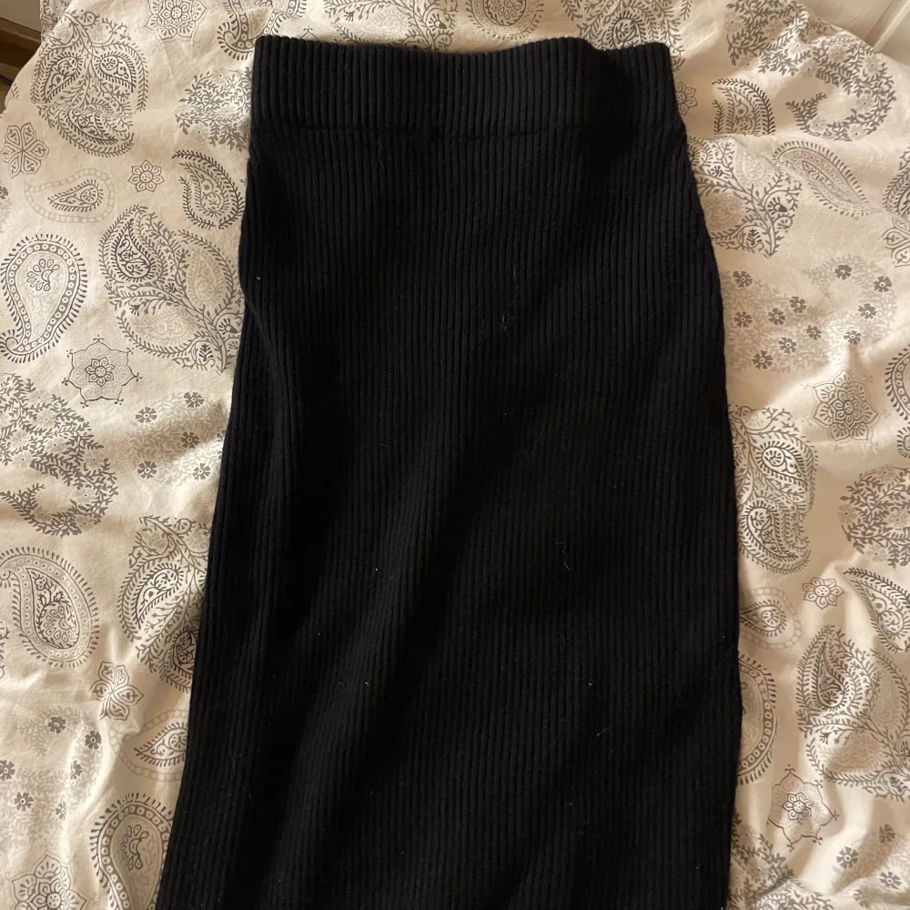En stickad svart tajt Modo kjol. Den är inte stickig eller jobbig i materialet. Storlek M. Går att välja själv om man vill ha den lågmidjad eller inte.. Kjolar.