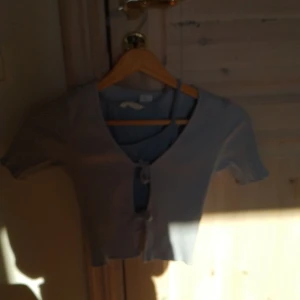 Blå tröja - Jättefin blå tröja kom inte till användning tyvärr det är ett blått linne i den