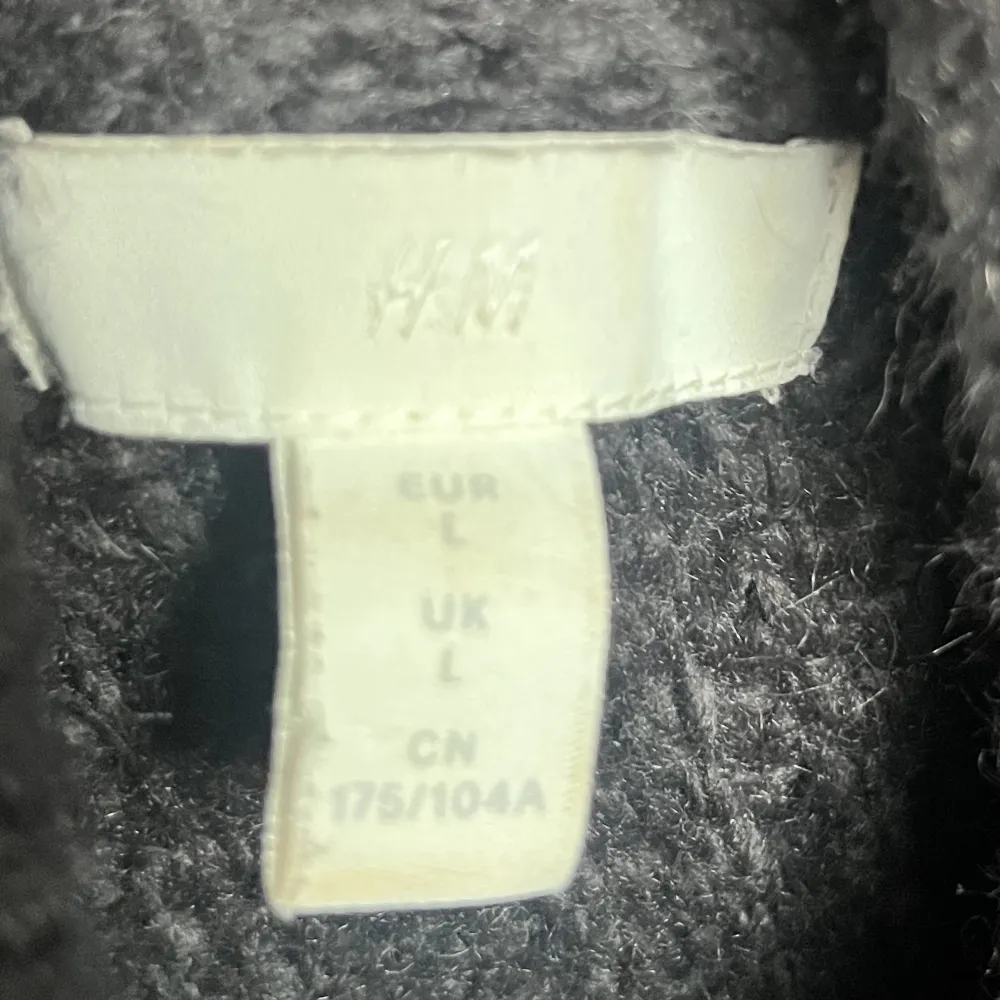 Säljer denna super mysiga stickade tröjan från H&M. Den är hög i kragen. Den är lite nopprig där av priset. Köparen står för frakten🖤. Stickat.