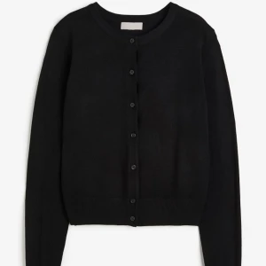 Kofta  - Säljer denna super fina koftan som är jätte bra nu till sommar kvällarna när man behöver ta på sig något varmt , koftan är i bra skick 💕 säljer den för 100 kr + frakt 