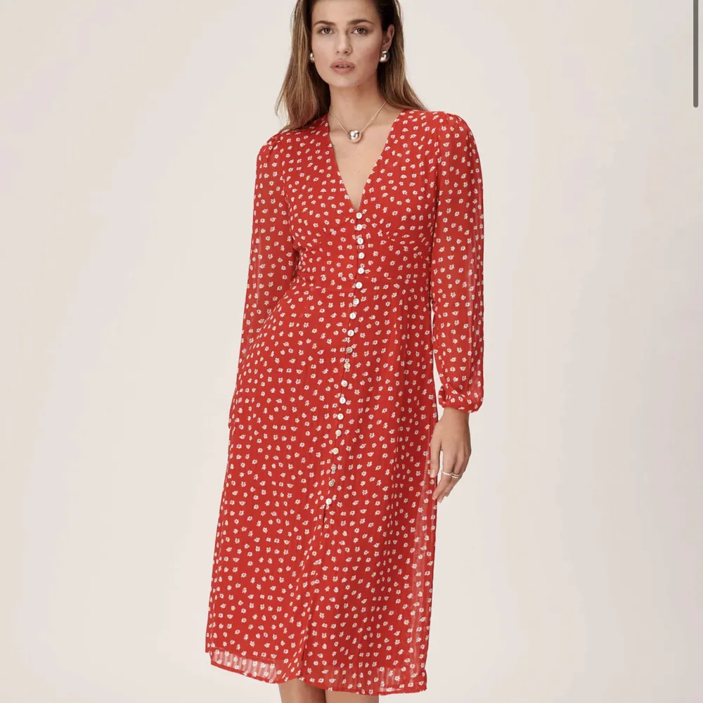 Säljer min fina röda Paris dress från Adoore då den inte kommer till användning🌸 Använd några gånger men är i fint skick! Köparen står för frakt <3 . Klänningar.