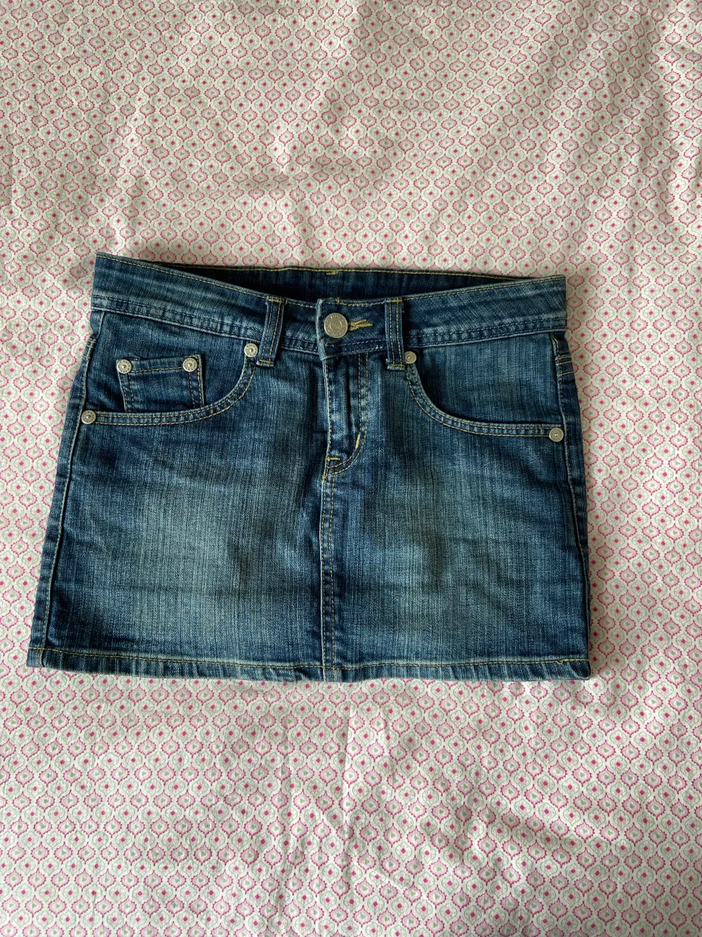 Jättefin mini jeans kjol säljer för att den är för liten för mig. Alla rhinestones är kvar! . Kjolar.