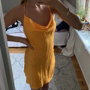 Snygg orange siden fest klänning, helt oanvänd. +frakt (skriv för flera frågor)💗