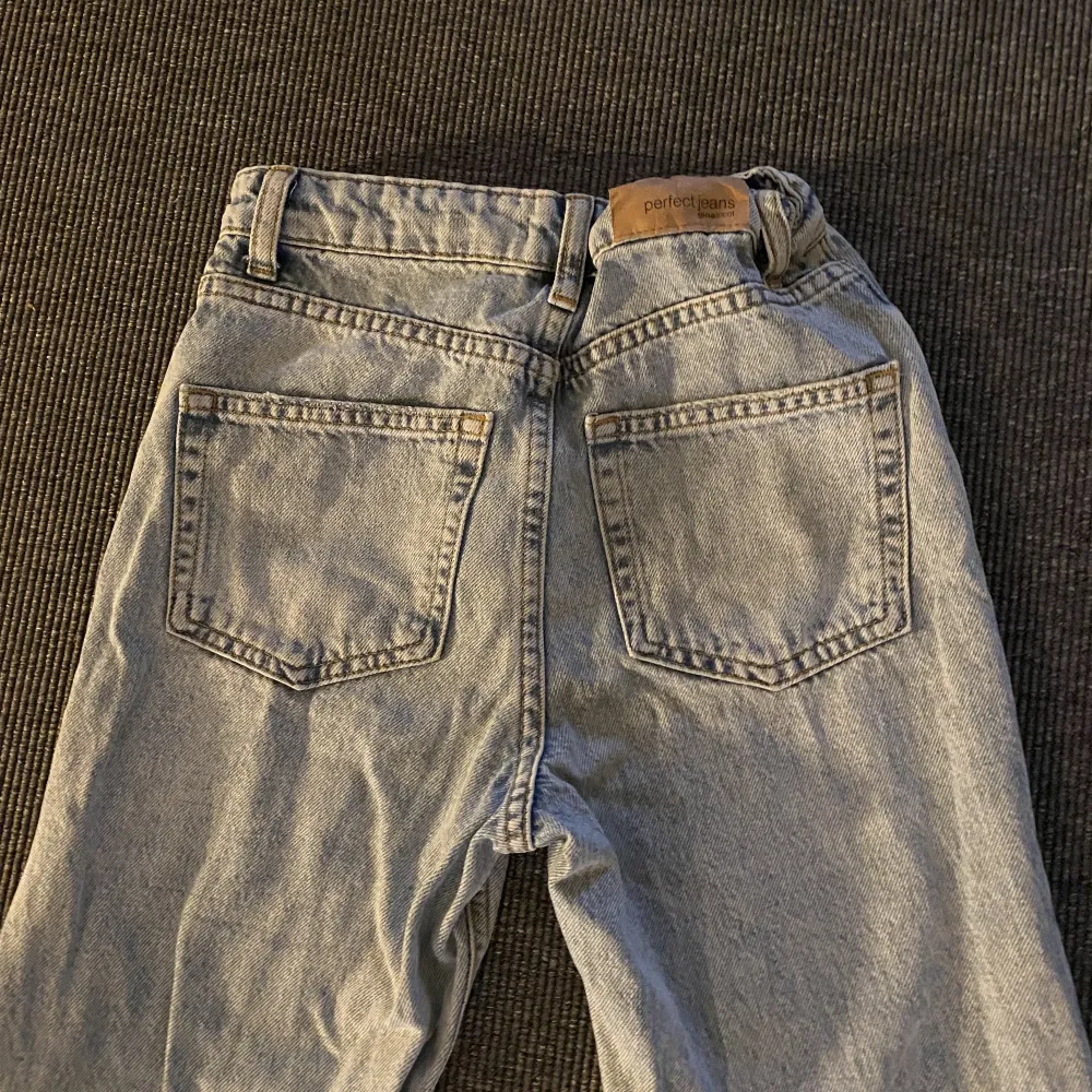 Säljer dessa jeans i strl 146 på grund av att dom är för små☺️bra skick👍(från Gina tricot Young). Jeans & Byxor.