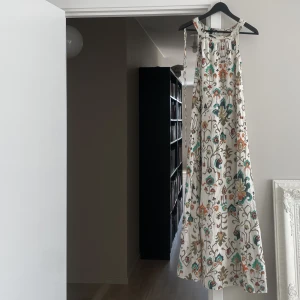 Långklänning - Säljer en mönstrad långklänning