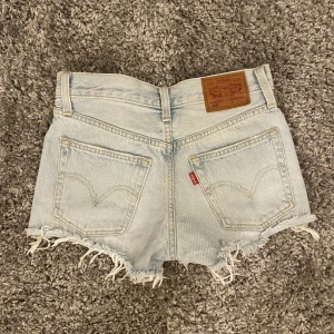 Levi’s shorts  - Väldigt fina levi’s shorts i mycket fint skick. Tyvärr är dom för små🌸