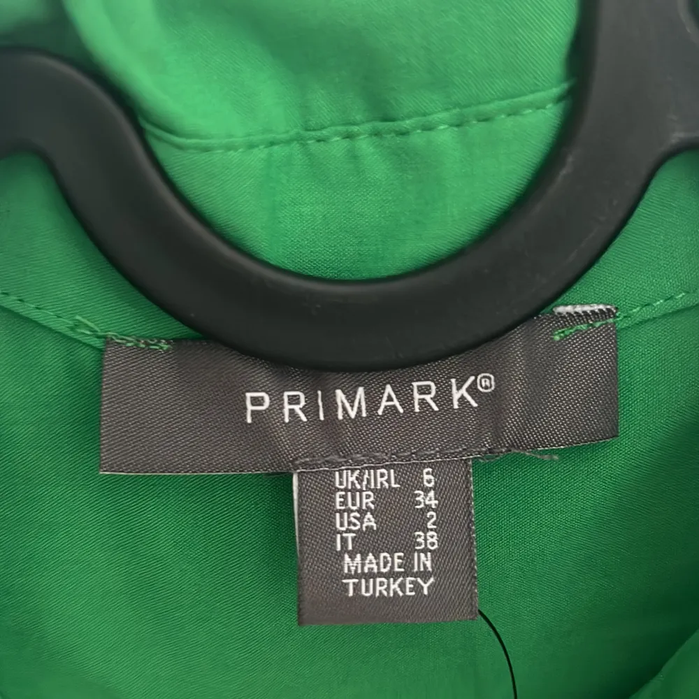 Säljer denna skjorta från Primark som aldrig använts💚. Skjortor.