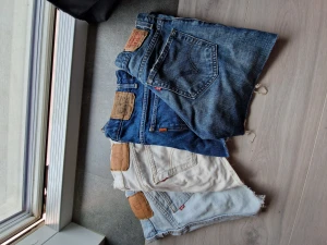 Levi's shorts - Levis shorts alla köpta begagnade men tyvärr är alla för små. Olika storlekar men runt XS/S. Olika skick men skriv för pris/ exakta storlekar/bilder🥰