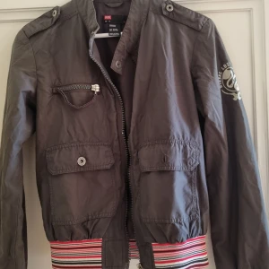 Jacka - Tunn dieseljacka, köpt second hand för 1200k. Väldigt snygg men för liten på mig.