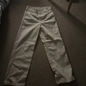 Sweet sktbs - Snygga beigea byxor som är i bra skick.