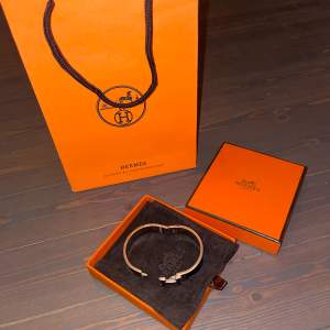 Hermès Clic H i svart armband säljes. I nästan perfekt skick, runt 9/10. Det är en storlek 19cm.