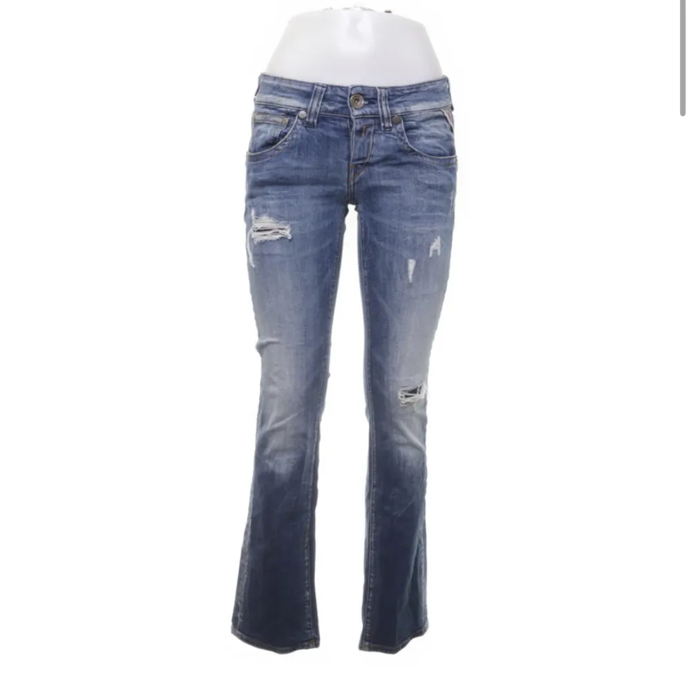 Säljer dessa skit snygga lågmidjade Replay jeans med slitningar!💕midjemåttet är 78cm❤️. Jeans & Byxor.