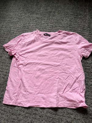 Rosa tröja - Rosa tröja från zara knappt använd. Lite kortare 