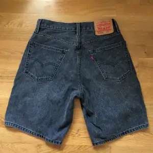 Ett par gråa jeans shorts från Levis! Använda nån gång så väldigt bra skick säljer för de är för små.   Skriv för flera bilder eller frågor Org. Pris: 499 kr 