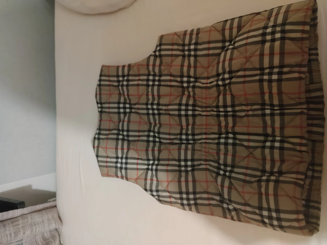 Burberry väst  2000kr  - 90