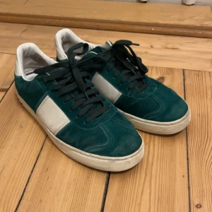 Valentino flycrew - Mörkgröna valentino flycrews som är använda fast i bra skick, saknas däremot tre nitar  Endast skorna ingår (pris kan diskuteras)