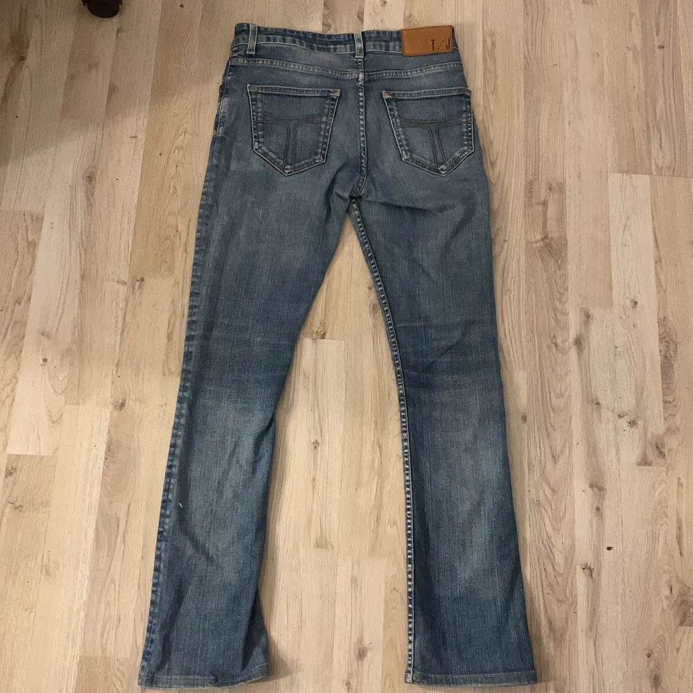 Säljer mina lågmidjade jeans använt dom typ3-4gånger dom är lite utsvängda jag som är 160-165 är dom perfekt längd i bena . Jeans & Byxor.