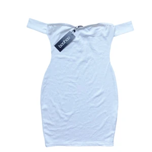 bohoo klänning - snygg klänning från boohoo, köpt för några år sedan, men aldrig använd med lapparna kvar!. köparen står frakt. Använd gärna ”köp nu” <3