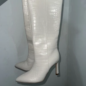 Vita boots - Säljer dessa helt nya boots. Har aldrig använt de då de är för små.